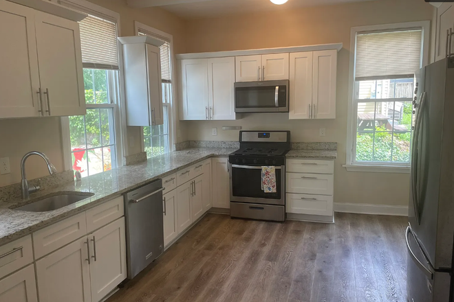 Kitchen - 4 Bedroom apartment - A few steps to Campus!