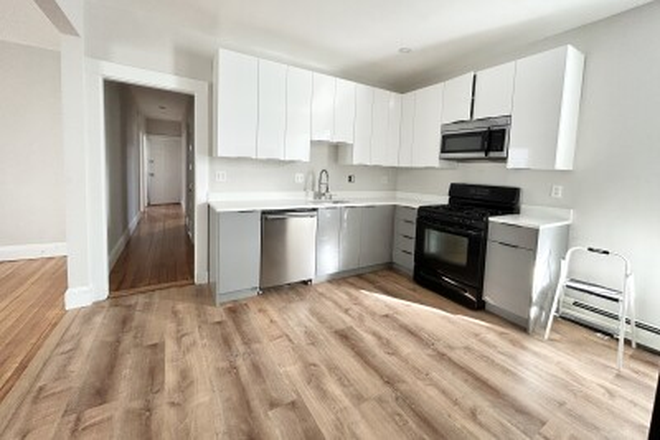 kitchen - Great Large 4 Bedroom with Laundry in Apartments Unit