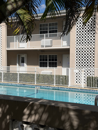 Gorgeous view of front entrance - $100 monthly credit for UM Students and Staff ! WALKING DISTANCE to UM and South Miami shops! First