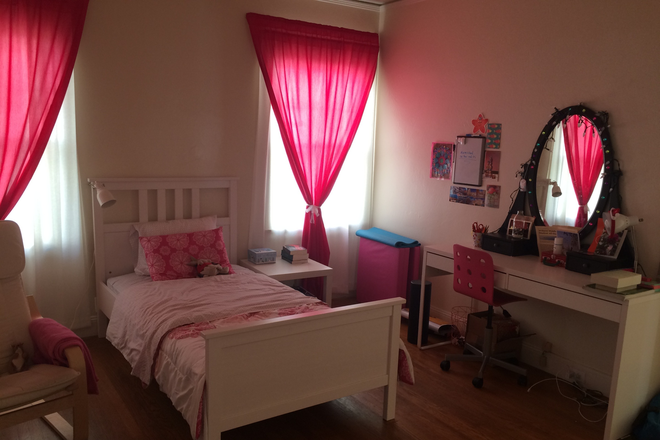 Bedroom #3 - Northside huge 3 bedrooms in charming duplex - 5 min walk to Campus