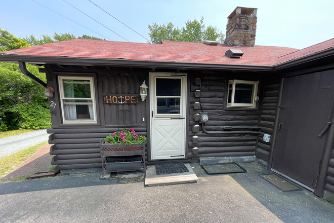 Front of House - Available for a group of 3! 3 Bedroom in Bonnet Shores! House