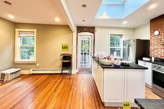 Call NOW for showings! 617-236-8550 - HIGHLAND ST - *NO FEE* 6BR IN FORT HILL AVAIL *9/1/2026* W/ IN UNIT LNDRY, 3 BATHS, RNTL PRKNG, DECK Apartments