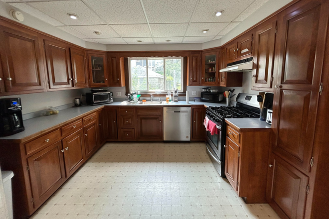 Kitchen - SPACIOUS 3-BEDROOM UNIT WITH LARGE BACKYARD Apartments