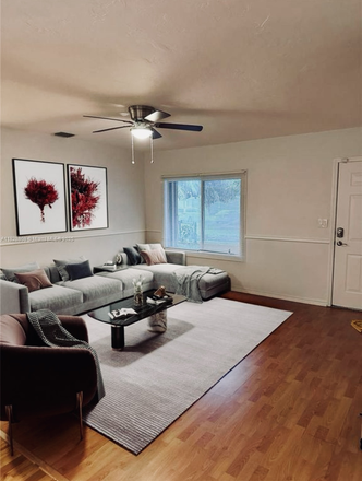 Living room - LOOKING FOR THE PERFECT HOUSE NEAR UM?