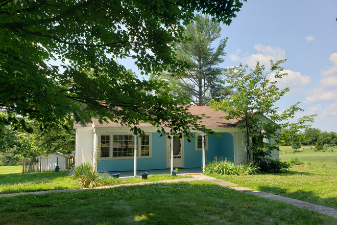 Front 1 - Charming 3 Bedroom 1.5 bath home 3 miles to VT on Prices Fork Rd.