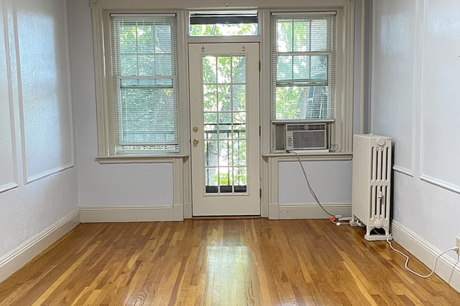 living room angle facing balcony - 153 Strathmore Unit 6, close to campus with balcony, private/in-unit laundry, and AC + heating Apartments