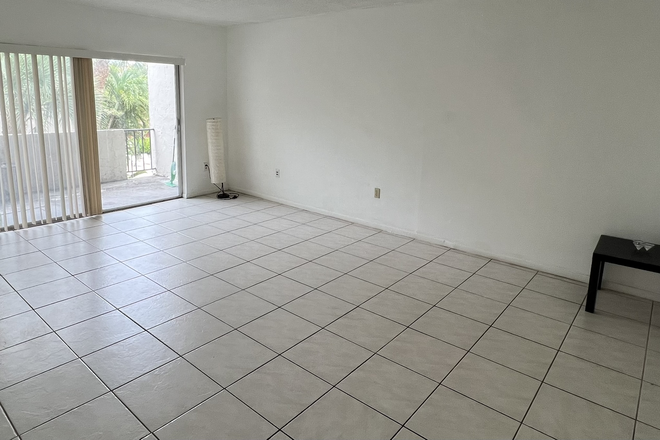 Living room - Dadeland Grove Condominium/Ideal Off-Campus Living