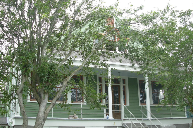 Front - Furnished 1bed/1bath with Amazing Location!