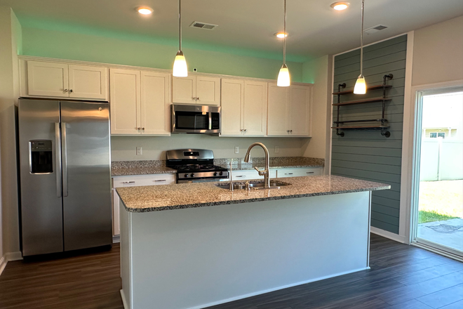 Kitchen - Available Immediately! 6-Bedroom Home with 2 owner suites 4.5 bath