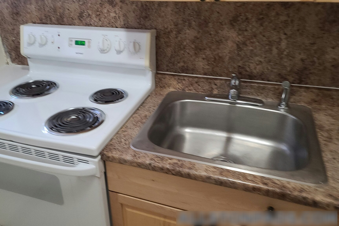 - - No Broker Fee!! Short Commute to Campus! 1 bed w/ laundry in Building, Available 1/1 Apartments