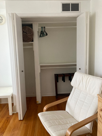 3rd floor bedroom - Beautiful Bedroom and a private bathroom in the heart of Mt. Vernon, for short term rental Townhome
