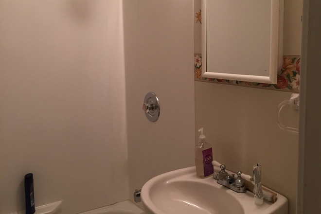 Shared bathroom - Rooms-N. Harrison St-Princeton House