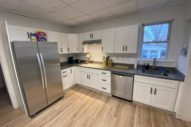 Kitchen - 7 Bedroom house walking distance to UMD