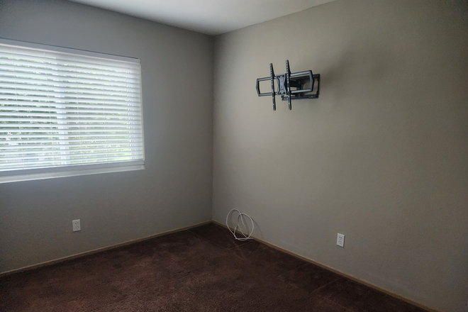 Bedroom - Peaceful, centrally located room for rent Utilites InCluded House
