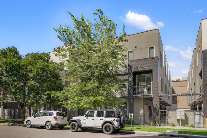 Outside Street View - Townhome Near Campus