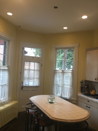Fully equipped kitchen - One bedroom Shuttle stop location $1150(utilities included) Townhome