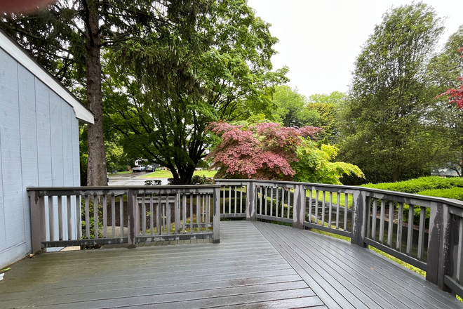Front Deck - Furnished rooms-Washington Rd-Princeton House