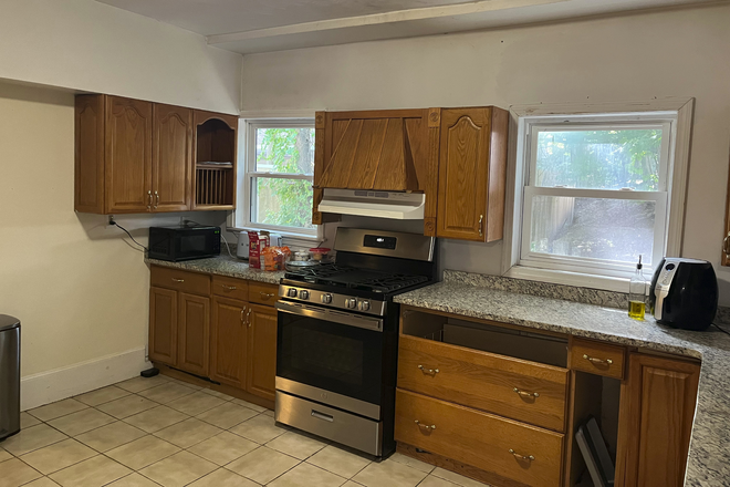 Newly Renovated Kitchen - Amazing 5BR/2.5Ba Brighton Duplex - Steps to Commonwealth Ave & T Apartments