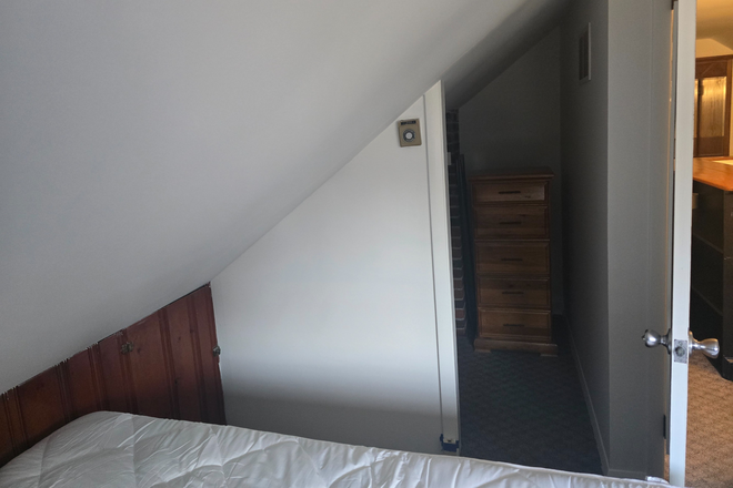 Extra storage space - Room available to rent on Sharpless St. House