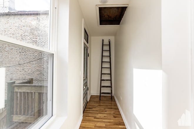 Entrance - NEW FULL OF LIGHT 4BDRM 2BTH PILSEN Apartments