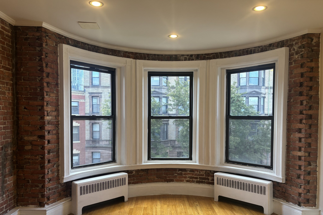Living Room - Gorgeous, Spacious 1 Bed in Back Bay Avail 9/1 *Landlord Pays FULL Broker Fee*