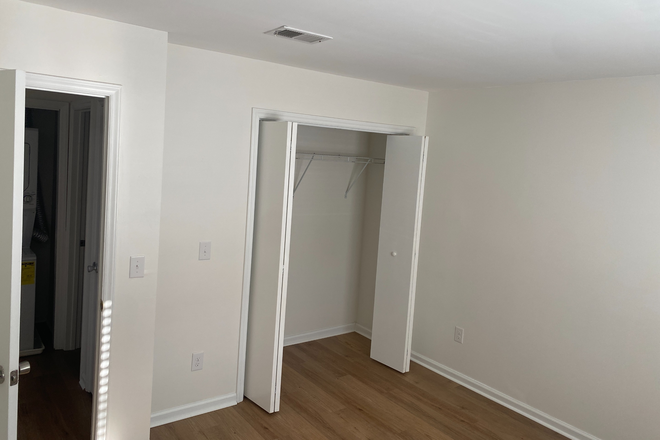 2nd bedroom entrance and closet - Park Place Apartments / Hanover Center / Empie Park Area