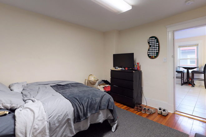 Bedroom with hardwood floors - Deluxe Furnished Private Bedrooms minutes to Tufts, Harvard, MIT & BU! Apartments