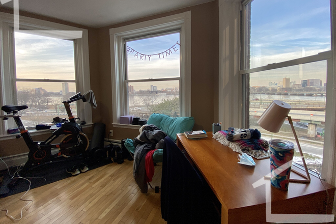 living room - Beautiful 2 bed unit right next to BU in Kenmore Square!! 9/1/2025 Condo