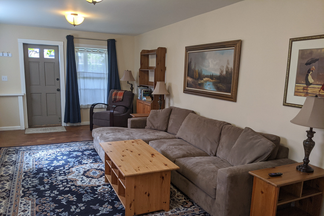 living room - Large in-law unit in garden setting on Oakland/Berkeley border Rental