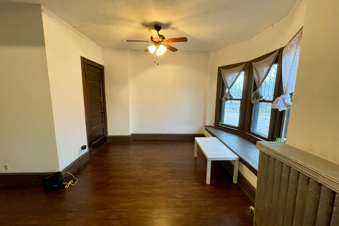 Living room - 10000 Lamont Ave Apartments