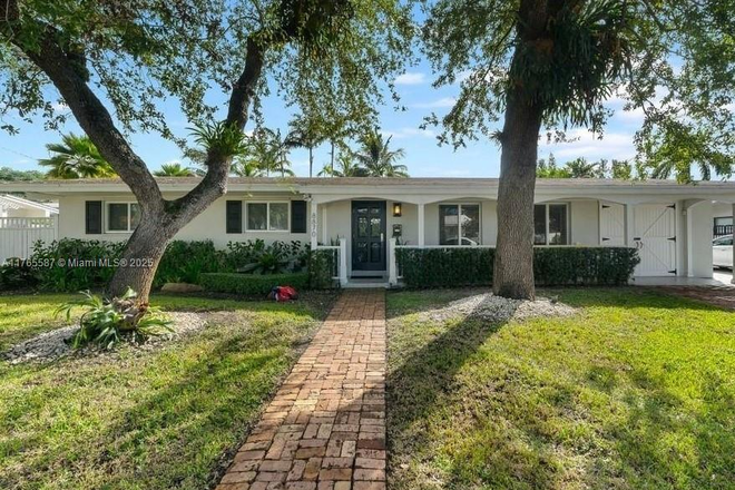 front of home - Large Ranch Style Home in Great Neighborhood Minutes to University of Miami