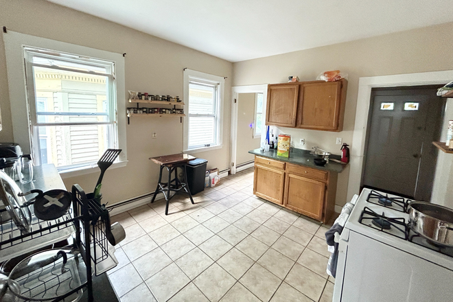 Kitchen - 5 Bed 2 Bath on Calumet St, Awesome Location, Better Price! Apartments