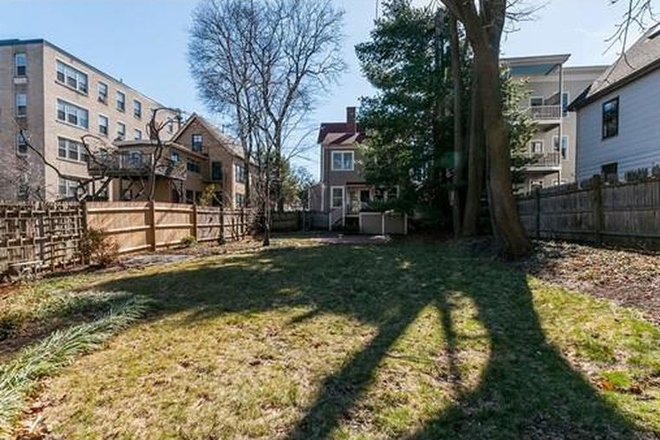 Backyard arboretum - Spacious, updated 1-BEDROOM, private entrance, giant yard, all utils + WIFI included