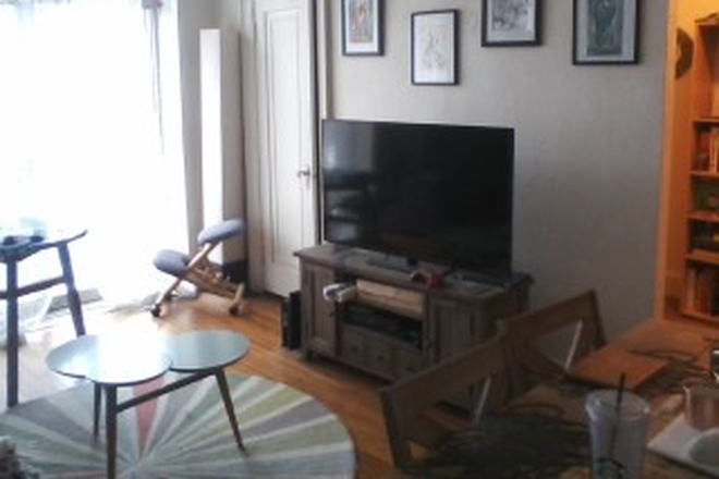 Hub Realty - Next to campus, large studio with alcove, and lots of light Apartments