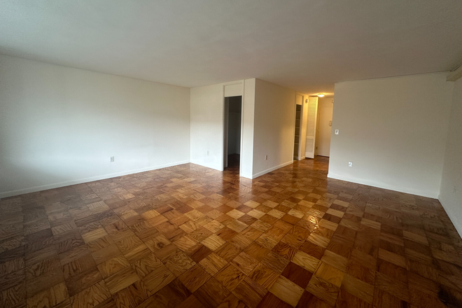 - - Studio Apartment with Pool & Concierge – Near Longwood Area