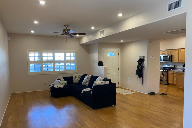 living room next to kitchen - Private bedroom ensuite in Sam Hughes