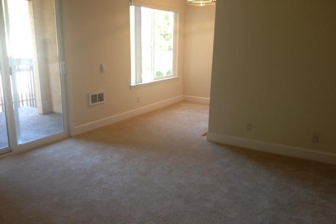 Living Room - FOR RENT-Villa La Jolla Apt -minutes from campus
