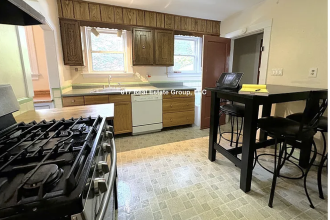 Kitchen - 2 Bedroom Spacious House w/ Deck Close to Campus
