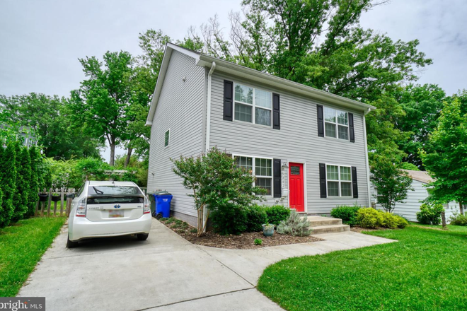 Front of House w/ Driveway - 1 Bedroom in Communal Spacious House, Near Greenbelt metro, 15 min drive from campus
