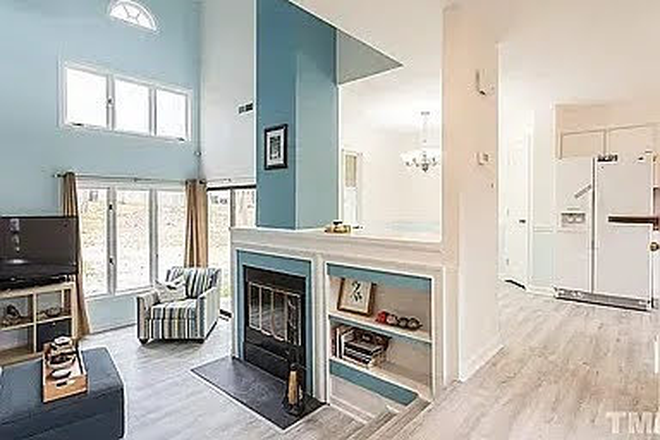 Family room - Five Oaks Townhouse in quiet, safe neighborhood