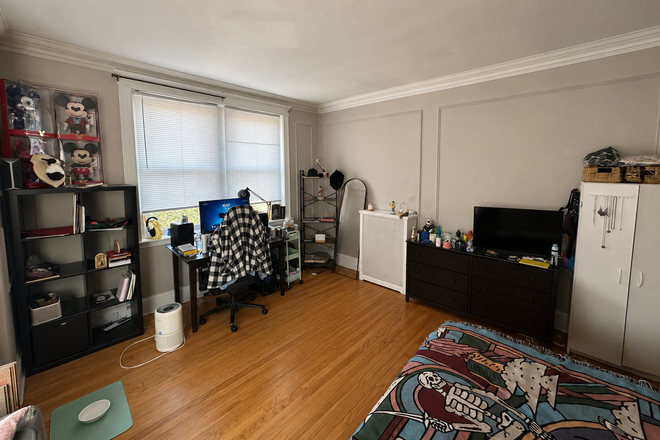 bedroom - Heated Spacious Sunny 2 bedroom Condo near Reservoir and Comm ave "T"