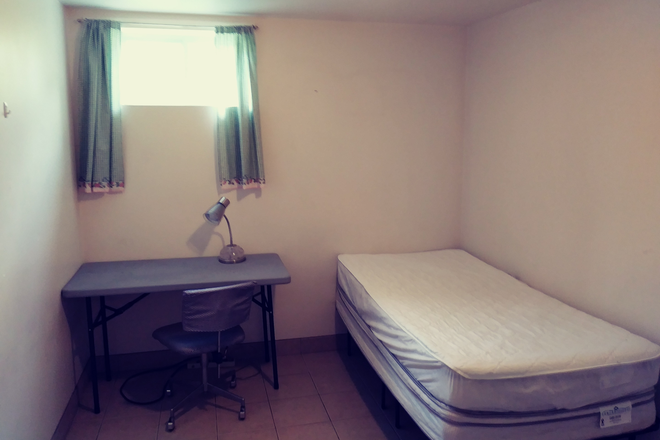 Bedroom - 3-bedroom 2 baths apartment unit: roommate needed. 1.3 miles to UMD.