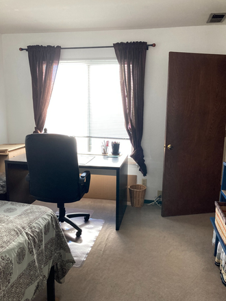 desk - Sunny and Bright ROOM FOR RENT (furnished) close to USF Apartments