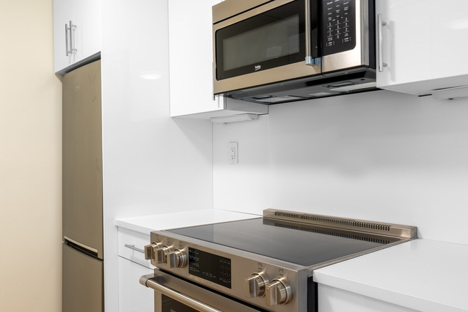 . - LOCATION!! Amazing 2 Bed / 2 Bath w/ Heat&Hot Water, Parking Included! Avail. NOW! Apartments