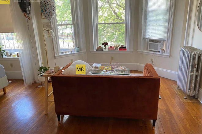 Bedroom-Livingroom - COMMONWEALTH AVE STUDIO. 02/01 PACKARD'S CORNER NO FEE Apartments