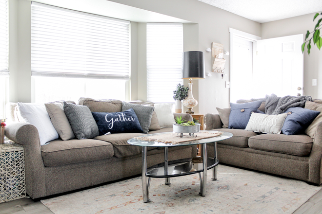 Living Room - 1 GIRL NEEDED - Beautifully Remodeled 6BR/3BA Home 300 yards from UCCS