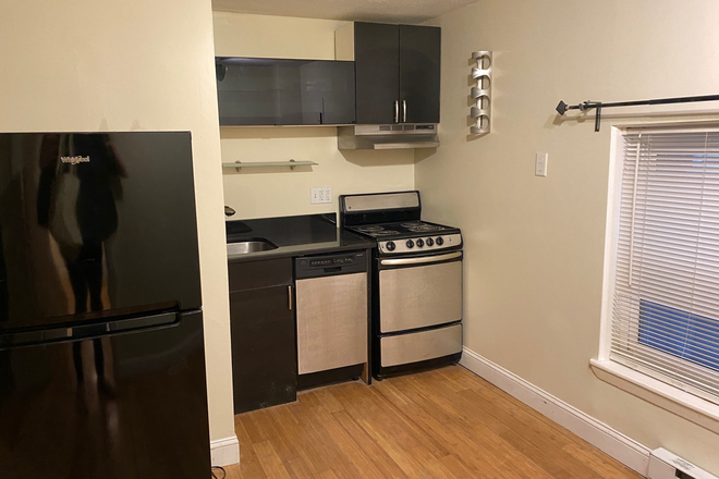 Call NOW for showings! 617-236-8600 - BARTLETT PL - GREAT DEAL IN NORTH END! COZY RENOVATED 2BR/1BA AVAIL *9/1/2026* W/ DW, OPEN LAYOUT!