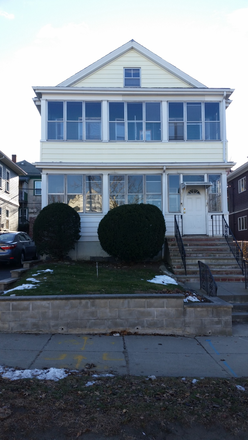 outside - No Broker Fee! "SUPER DEAL!" Tufts 7 Bdrm  12 minute walk to Tufts university $950 per person 6/1/26