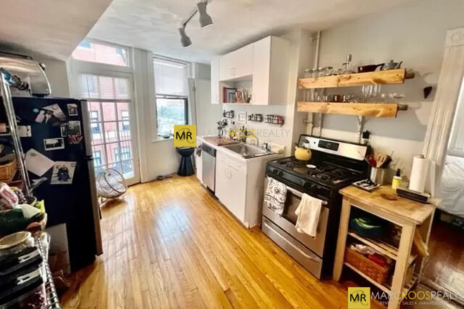 Call NOW for showings! 617-236-8550 - NORTH ST - ADORABLE *1/2 FEE* 1BR/1BA ON NORTH END WATERFRONT W/ LNDRY IN BLDNG *AVAIL NOW* Apartments