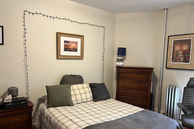 Bedroom available - Strathmore Rd Apartment, right off green line